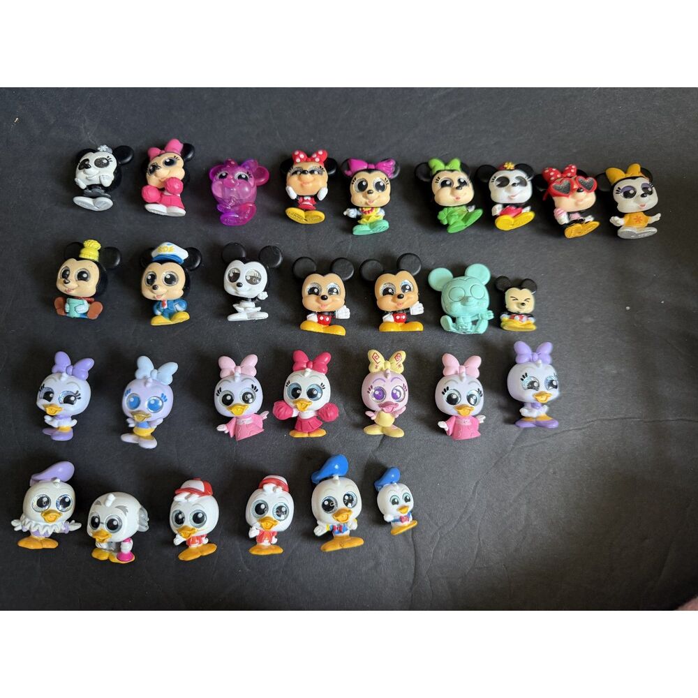 Disney Doorables Mickey Minnie Donald Daisy Figure Lot with Mickey Display Shelf